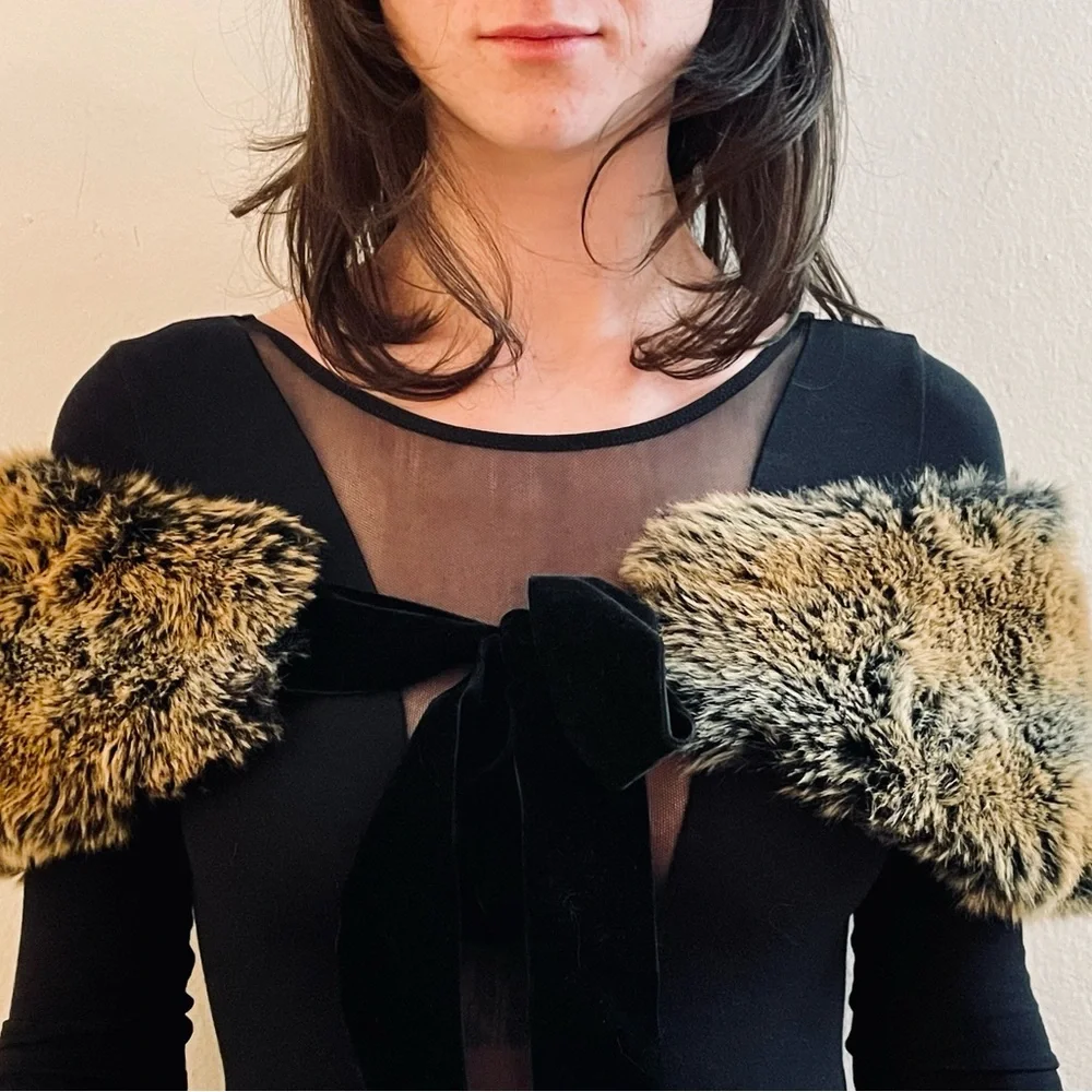 🖤CUE Faux Fur Collar with Black Velvet Bow Tie🖤